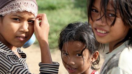 Jeunes Cambodgiennes. (AFP PHOTO / TANG CHHIN SOTHY)