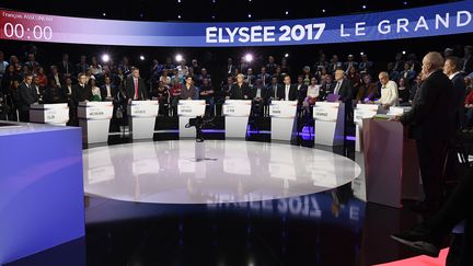 Les onze candidats à l'élection présidentielle débattent sur le plateau de BFMTV et CNews, le 4 avril 2017. (LIONEL BONAVENTURE / AFP)