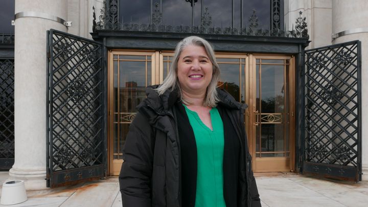 Stéphanie Rodriguez sur les marches du DIA ! "Le bâtiment a une centaine d’années, détaille la Française, c’est assez diversifié. On peut voir du street art et des photographies." (Photo Emmanuel Langlois / franceinfo)