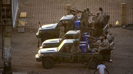 Des membres des services de sécurité ont tiré des coups de feu en l'air le 14 janvier 2020. (ASHRAF SHAZLY / AFP)