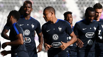 Paul Pogba, Kylian Mbappé et Blaise Matuidi, lors d'un entraînement au&nbsp;Stadium de Toulouse, le 2 septembre 2017. (FRANCK FIFE / AFP)