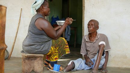 En 2015, le Dr Andriamira, alors directeur du programme national de lutte contre la lèpre, expliquait au "Figaro": "Les lépreux sont bien plus exclus que les personnes atteintes de sida, de tuberculose ou de peste. Sans doute parce que les stigmates restent. Mais aussi parce que les gens sont encore nombreux à y voir le fruit d'une malédiction. Certains refusent même d'enterrer les lépreux dans le caveau familial par peur que le mauvais sort ne perdure." (IRENEE DE POULPIQUET POUR LA FONDATION RAOUL FOLLEREAU)