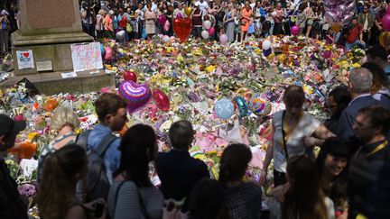 Les Britanniques ont respecté une minute de silence jeudi 25 mai en hommage aux victimes de l'attentat de Manchester.&nbsp; (OLI SCARFF / AFP)