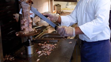 Préparation d'un sandwich kebab. (THOMAS SAMSON / AFP)