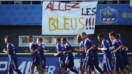 Les Bleus soutenus par leurs supporteurs (FRANCK FIFE / AFP)