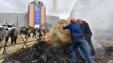 &nbsp; (Ce lundi agriculteurs face aux forces de l'ordre devant la Commission à Bruxelles © REUTERS/Eric Vidal)