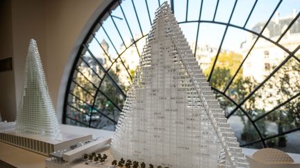 Une maquette du projet de construction de la Tour Triangle, exposée en 2014. (CHRISTOPHE PETIT TESSON / MAXPPP)