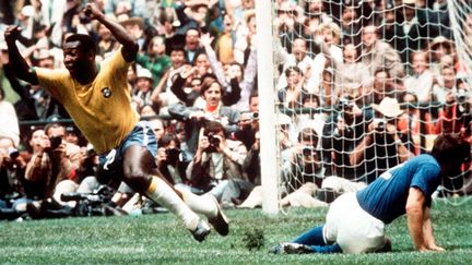 Pelé, premier buteur de la finale de la Coupe du monde 1970 contre l'Italie, remportée par le Brésil (4-1). Le n°10 de la Seleçao remporte alors sa troisième Coupe du monde, après celles&nbsp;de 1958 et 1962. (JOHN VARLEY/SIPA)