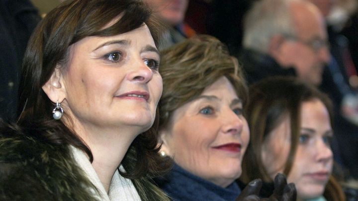 Cherie Blair (&agrave; gauche) et Laura Bush (au centre) lors de la c&eacute;r&eacute;monie d'ouverture des JO de Turin, le 10 f&eacute;vrier 2006. (MANDEL NGAN / AFP)