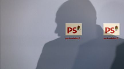 L'ombre du premier secr&eacute;taire du Parti socialiste, Jean-Christophe Cambad&eacute;lis, &agrave; Paris le 23 octobre 2014. (PATRICK KOVARIK / AFP)