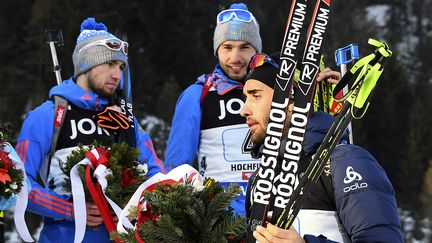 Martin Fourcade remontant sur le podium, jeudi 9 février à&nbsp;Hochfilzen en Autriche. (FRANCK FIFE / AFP)