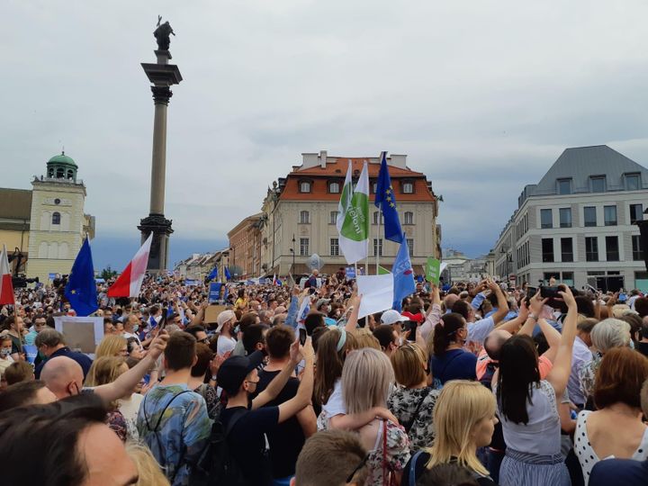 Dernier meeting du candidat&nbsp;Rafał Trzaskowski&nbsp;à Varsovie, le 26 juin 2020. (LUDOVIC PIEDTENU / RADIO FRANCE)