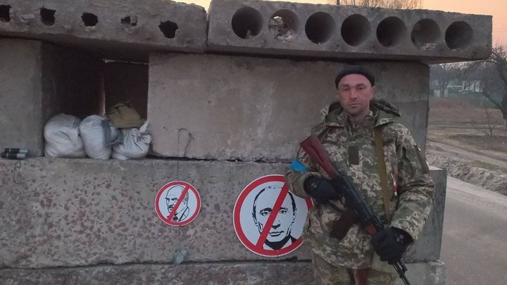 Oleksandr Matsiyevski en armes, lieu et date inconnus (ARMEE UKRAINIENNE)