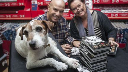 &nbsp; (Le chien Uggie, son dresseur Omar von Muller et l'auteur de ses mémoires, "Uggie, le chien de The Artist, ma vie, mon oeuvre", Wendy Holden, en octobre 2012 © Sipa / David Hartley)