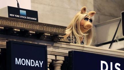 Miss Piggy la cochonne sonne la cloche à l'ouverture de la Bourse de Wall Street