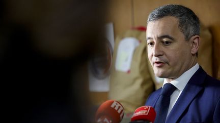 Le ministre de l'Intérieur, Gérald Darmanin, en visite dans un commissariat de police de Créteil (Val-de-Marne), le 21 janvier 2024. (GEOFFROY VAN DER HASSELT / AFP)