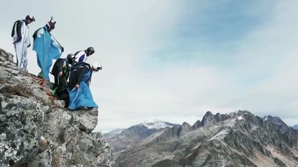 Des wing-suiters se préparent à sauter dans le vide.&nbsp; (FRANCEINFO)