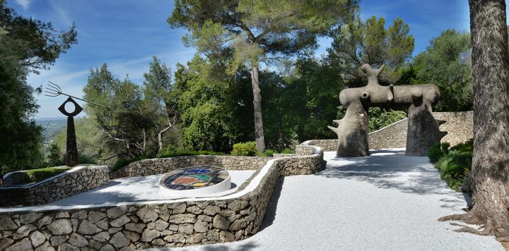 Labyrinthe Miró : Joan Miró, L’Arc et la Fourche, 1963, le Cadran solaire, 1973. Photo Roland Michaud / Archives Fondation Maeght (Successió Miró, Adagp Paris, 2019.)