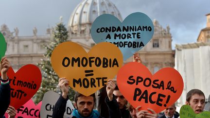 Les manifestants pro-mariage des homos au Vatican, le 16 d&eacute;cembre 2012. (VINCENZO PINTO / AFP)