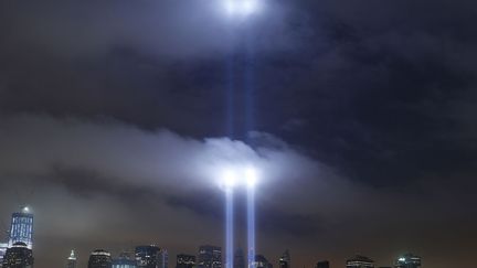 Comm&eacute;moration en lumi&egrave;res du 10e anniversaire des attentats du 11 septembre &agrave; New York, le 11 septembre 2011. (GARY HERSHOM / REUTERS)