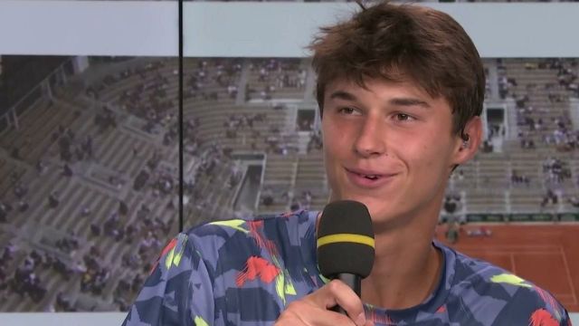 De passage sur la terrasse de Roland-Garros, Gabriel Debru parle de la satisfaction de cette victoire en juniors et de ses futurs objectifs. Entre les études et le tennis, l'Isérois ne veut pas se perdre et préfère prendre son temps pour progresser dans tous les domaines.