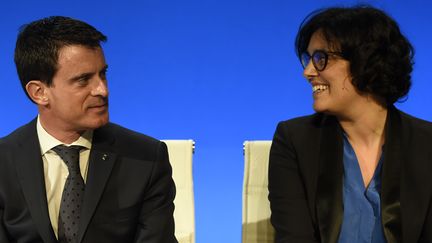 Le Premier ministre, Manuel Valls, et la ministre du Travail, Myriam El Khomri, le 13 avril 2016 à Vaulx-en-Velin (Rhône). (PHILIPPE DESMAZES / AFP)