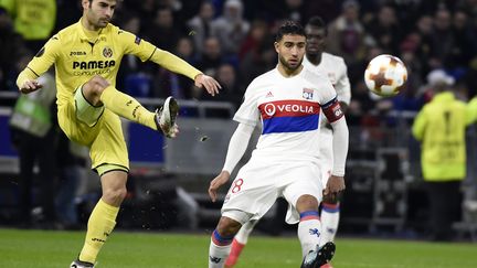 Manu Trigueros devant Nabil Fekir (JEAN-PHILIPPE KSIAZEK / AFP)