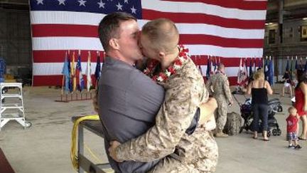 Deux soldats am&eacute;ricains s'embrassent dans une base de Hawa&iuml; le 22 f&eacute;vrier 2012.&nbsp; (DAVID LEWIS / AP / SIPA)