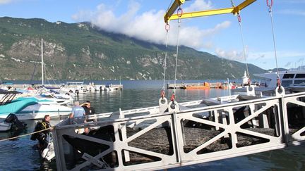 La pirogue a été découverte en 1989 à la pointe de l'Ardre à Brison-Saint-Innocent, dans le lac du Bourget (Savoie). (Radio France - Martin Delacoux)