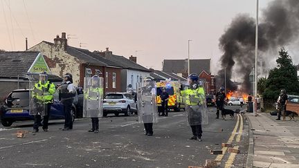 Les forces de l'ordre interviennent lors de heurts à Southport, au Royaume-Uni, le 31 juillet 2024. (ROLAND LLOYD PARRY / AFP)