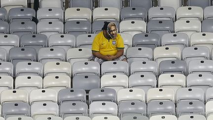 Le naufrage aurait-il pu &ecirc;tre &eacute;vit&eacute; si Neymar, star de la Sele&ccedil;ao, n'avait pas &eacute;t&eacute; bless&eacute; pour cette demi-finale ? Ce supporter, incapable de quitter le stade apr&egrave;s le coup de sifflet final, se pose sans doute encore la question. (LEONHARD FOEGER / REUTERS)