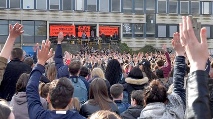 Des étudiants réunis en assemblée générale, le 16 avril 2018, devant l'université Rennes 2. (MAXPPP)