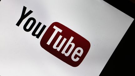 Un logo YouTube sur un écran, le 7 juin 2018 à Munich (Allemagne). (ALEXANDER POHL / NURPHOTO)