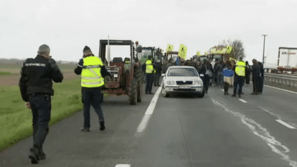 10 000 personnes sont attendues durant le week-end du 25 mars dans les Deux-Sèvres pour une manifestation contre les méga-bassines. La pratique ne fait pas l’unanimité entre les écologistes et les agriculteurs. Sur place, nous retrouvons la journaliste Lucile Marcon. (France 3)