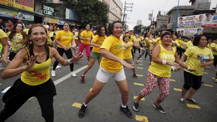 Zumba géante dans la banlieue de Manille