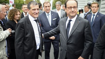 Le président François Hollande marche en compagnie de Michel Catalano dans son imprimerie remise à neuf, le 29 septembre 2016. (STEPHANE DE SAKUTIN / AFP)