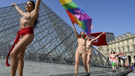 Des femmes manifestent nus &agrave; Paris, &agrave; l'occasion de&nbsp;la Journ&eacute;e internationale des droits des femmes, samedi 8 mars 2014.&nbsp; (ALAIN JOCARD / AFP)