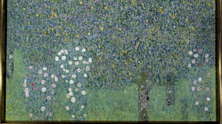 Le&nbsp;tableau de Gustav Klimt, "Rosiers sous les arbres", l'une des oeuvres volées par les nazis qui va être restituée a ses ayants droits.&nbsp; (PHOTO JOSSE / AFP)