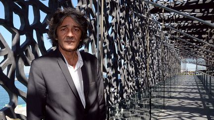 L'architecte français Rudy Ricciotti en juin 2013 sur l'une des passerelles du MUCEM qu'il a dessiné.
 (Anne-Christine Poujoulat / AFP)