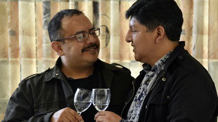 David Aruquipa et Guido Montano portent un toast après la reconnaissance de leur union, le 11 décembre 2020, à La Paz, en Bolivie.&nbsp; (AIZAR RALDES / AFP)