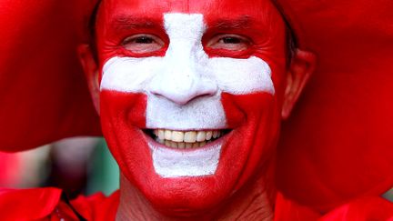 Un supporter de l'&eacute;quipe de football suisse, au stade St Jakob de B&acirc;le, le 8 septembre 2014. (KIERAN MCMANUS / BACKPAGE IMAGES LTD / AFP)