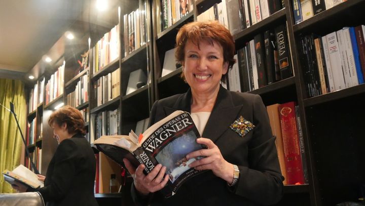 Roselyne Bachelot parmi ses livres.
 (Lorenzo Ciavarini Azzi/Culturebox)