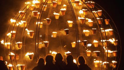 Installation lumineuse au coeur du&nbsp;monument m&eacute;galithique Stonehenge destin&eacute;e &agrave; c&eacute;l&eacute;brer les Jeux olympiques de Londres (Royaume-Uni), le 10 juillet 2012. (KIERAN DOHERTY / REUTERS)