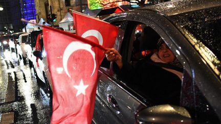 La liesse des Turcs de Berlin après le «oui» au référendum du 16 avril proposant les pleins pouvoirs au président Erdogan. (Paul Zinken / DPA / AFP)