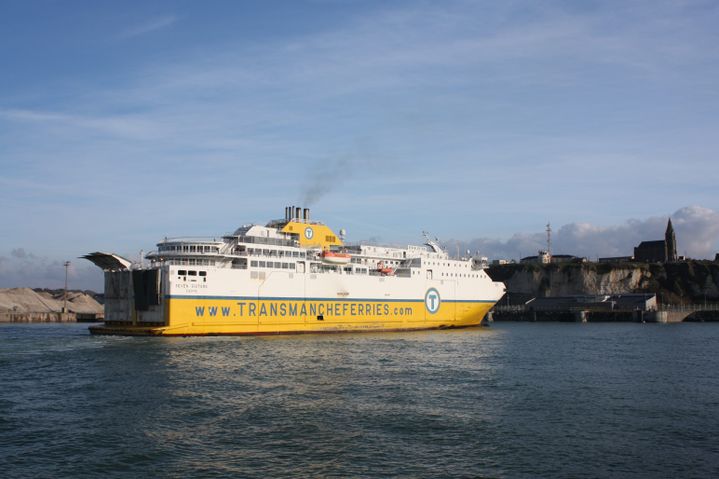 Un ferry entre dans le port de Dieppe (Seine-Maritime), le 19 novembre 2012. (MAXPPP)
