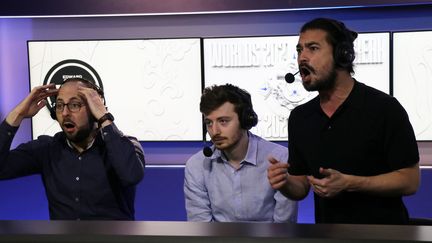 Charles "Noi" Lapassat (à droite), Jean "Trayton" Medzadourian (au centre) et Kevin "Tweekz" Remy en train de commenter la demi-finale des championnats du monde de League of Legends, dimanche 31 octobre à Paris.&nbsp; (Hugo Monier - Franceinfo: sport)