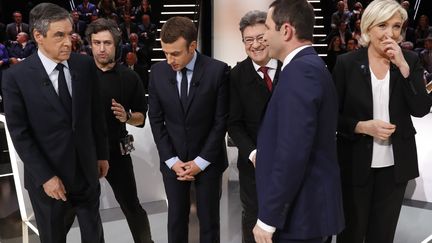 Les participants au premier débat télévisé de la présidentielle&nbsp;se saluent sur le plateau de TF1, le 20 mars 2017, à Aubervilliers (Seine-Saint-Denis). (PATRICK KOVARIK / AFP)