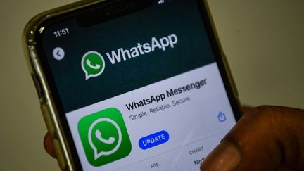 Un utilisateur de l'application WhatsApp, le 6 novembre 2020 à Bombay (Inde). (INDRANIL MUKHERJEE / AFP)