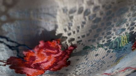 L’École supérieure des métiers du design de la mode et de la création Duperré présente les travaux d’élèves en 1ère année du Diplôme des Métiers d’Art Textile. L’école forme les étudiants aux métiers de la création en mode, textile, graphisme… en recherchant l’innovation et la créativité.  
 (Corinne Jeammet)