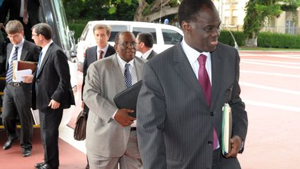 Au premier plan, le diplomate burkinab&eacute; Michel Kafando, alors ambassadeur du Burkina Faso aux Nations Unies, &agrave; Abidjan, en C&ocirc;te d'Ivoire, le 9 juin 2008.&nbsp; (ISSOUF SANOGO / AFP)